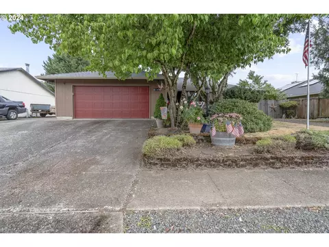109 E Pinehurst Dr, Newberg, OR 97132