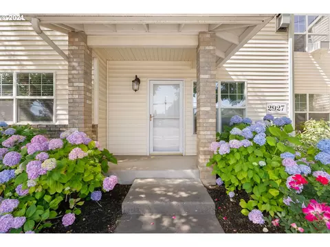 2927 NE Division St #101, Gresham, OR 97030