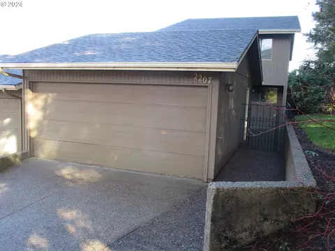 2207 Ridgeway Dr, Eugene, OR 97401