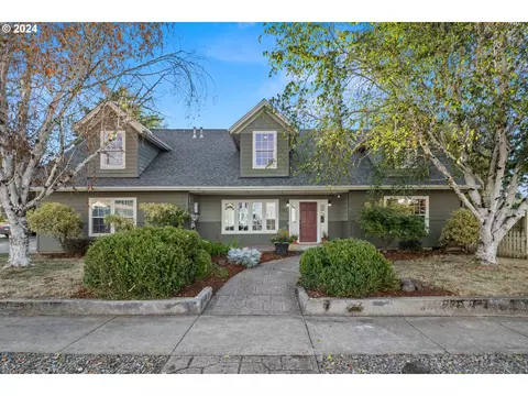 1482 N Scenic View Dr, Stayton, OR 97383