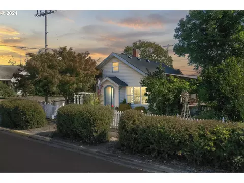 986 Elm St, Junction City, OR 97448