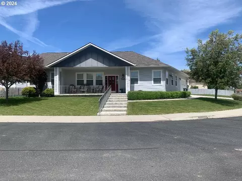 765 E Fairway Dr E, Baker City, OR 97814