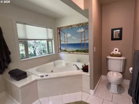 Bath - 28544 Crow Rd, Eugene, OR 97402 photo 2 of 6