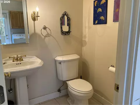 Bath - 28544 Crow Rd, Eugene, OR 97402 photo 6 of 6