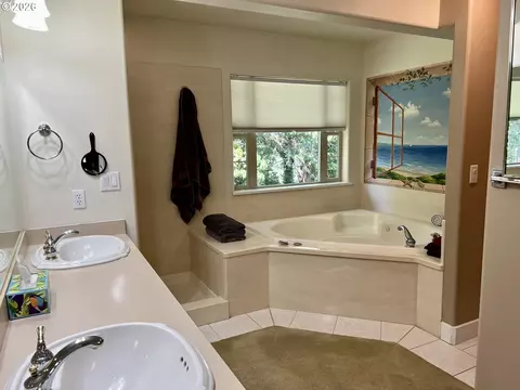 Bath - 28544 Crow Rd, Eugene, OR 97402 photo 1 of 6