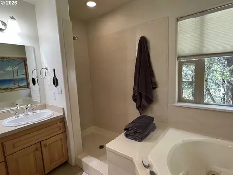 Bath - 28544 Crow Rd, Eugene, OR 97402 photo 3 of 6
