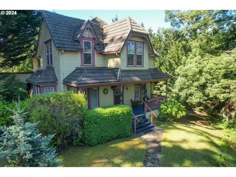 37 S Baxter St, Coquille, OR 97423