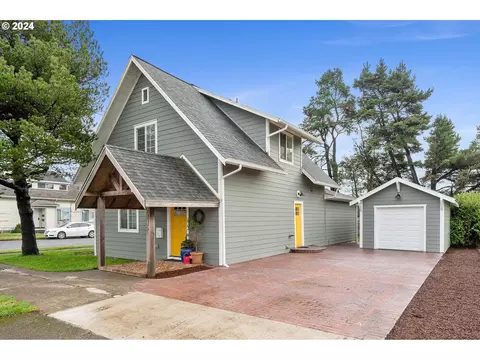 2115 9th St, Tillamook, OR 97141