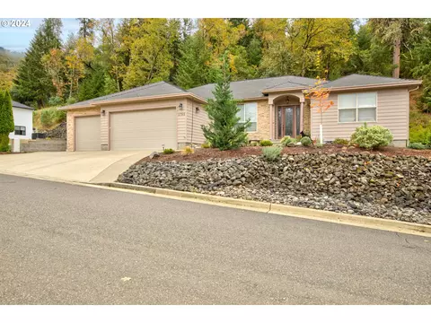 1755 NE Reagan Dr, Roseburg, OR 97470