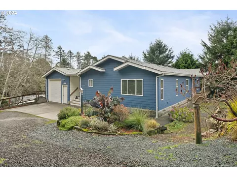 635 S Falcon St, Rockaway Beach, OR 97136