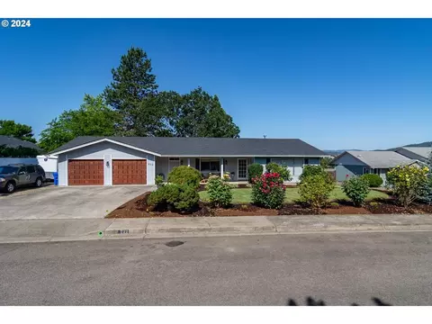 622 SE Parkway Dr, Winston, OR 97496