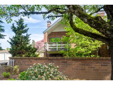 14905 NE Sacramento St #4, Portland, OR 97230