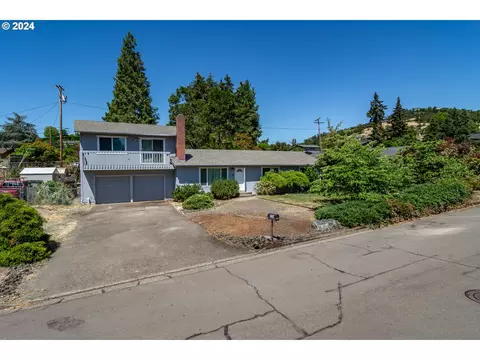 2166 NW Luth St, Roseburg, OR 97471