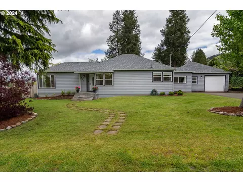 853 W Rainbow St, Roseburg, OR 97471