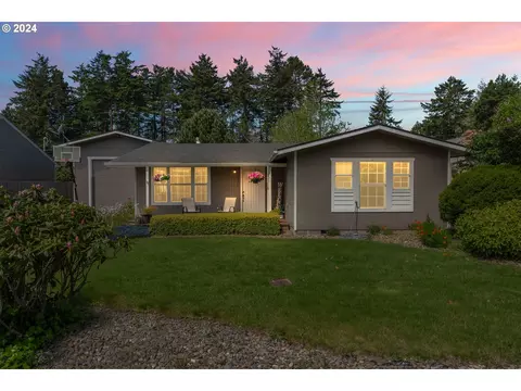 455 Hemlock St, Florence, OR 97439