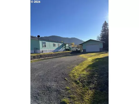 220 Rose Ave, Myrtle Creek, OR 97457