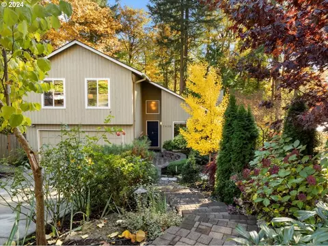 7430 SW Canyon Dr, Portland, OR 97225