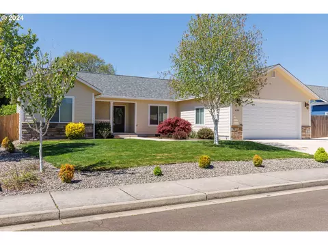 430 Serengeti Dr, Winston, OR 97496
