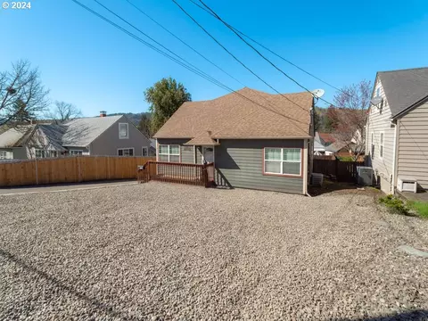1760 SE Main St, Roseburg, OR 97470