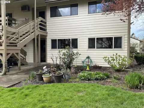 1100 N Meridian St #13, Newberg, OR 97132