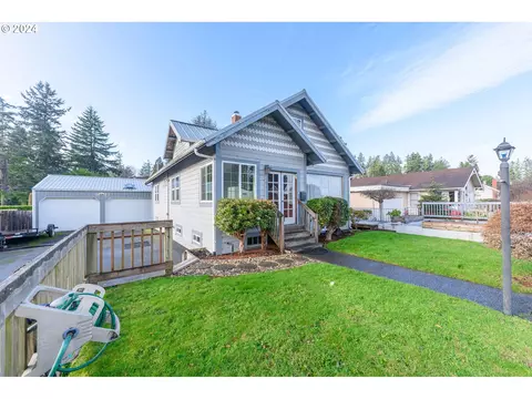 939 N 9th St, Coos Bay, OR 97420