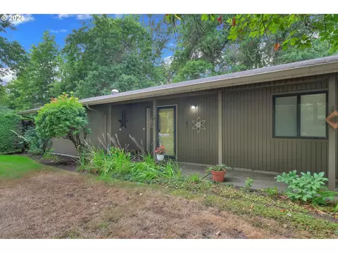 2270 Ridgeway Dr, Eugene, OR 97401