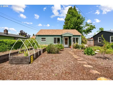 1064 Tyler Ave, Cottage Grove, OR 97424