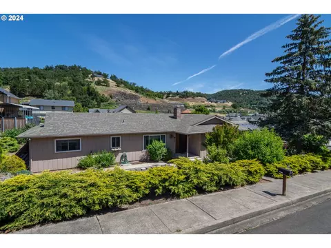 2066 NW Sunberry Dr, Roseburg, OR 97471