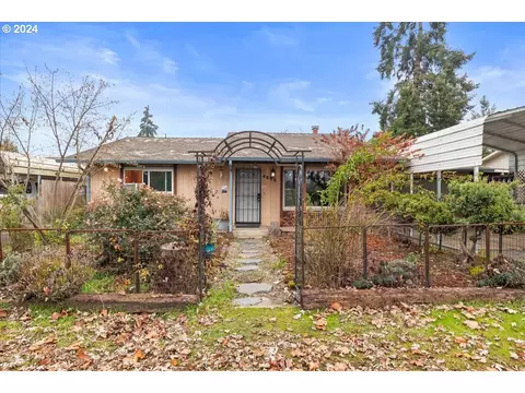 4890 E St, Springfield, OR 97478