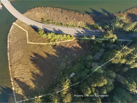 181 Kingfisher Ln, Reedsport, OR 97467