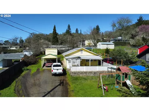 762 NE Meadow Ave, Roseburg, OR 97470
