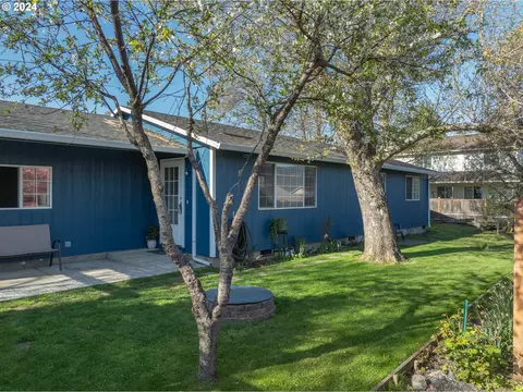 900 27th St, Hood River, OR 97031