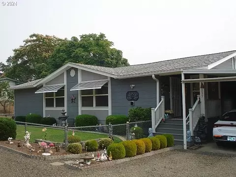 255 W Amanda St, Roseburg, OR 97471