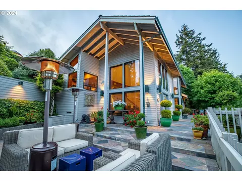 785 N 4th Ct, Coos Bay, OR 97420