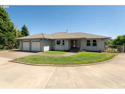 3952 Del Rio Rd, Roseburg, OR 97471