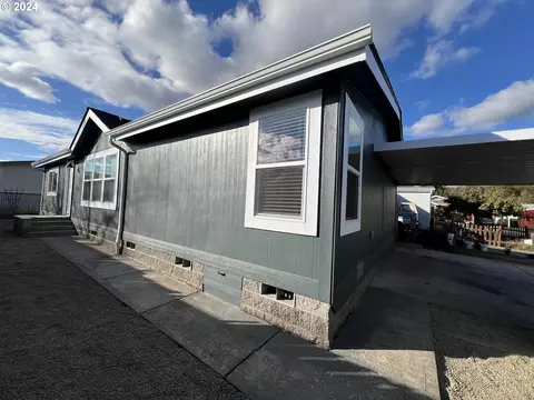 3200 Oak Terrace Dr #2, Lebanon, OR 97355