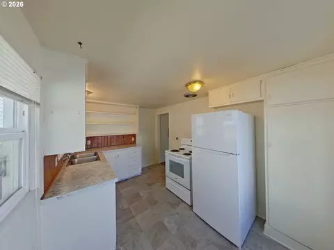 Kitchen - 423 E 18th Ave, Eugene, OR 97401 photo 2 of 3
