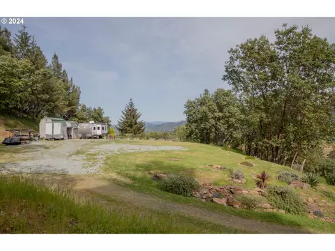 3177 Weaver Rd, Myrtle Creek, OR 97457