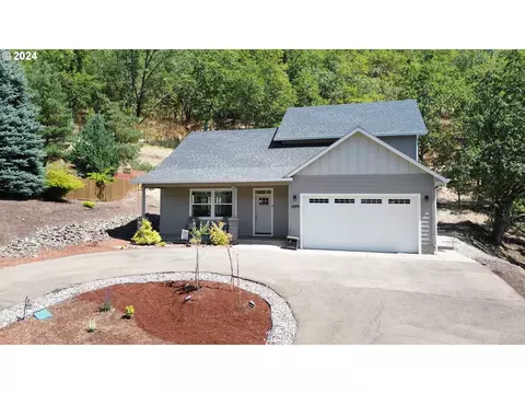 1699 NE Rocky Dr, Roseburg, OR 97470
