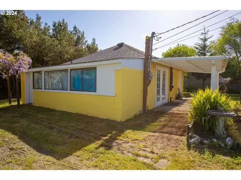 247 Hall Ln, Lakeside, OR 97449