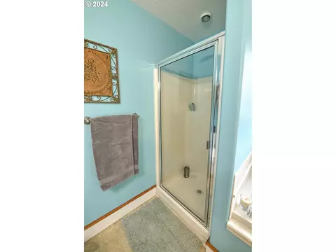 Bath - 26402 SE 5th St, Camas, WA 98607 photo 2 of 4