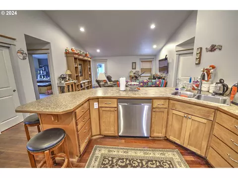 Kitchen - 26402 SE 5th St, Camas, WA 98607 photo 5 of 6