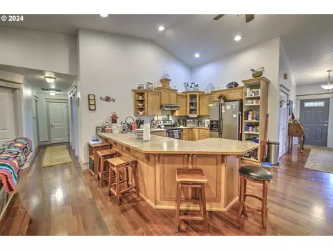 Kitchen - 26402 SE 5th St, Camas, WA 98607 photo 6 of 6