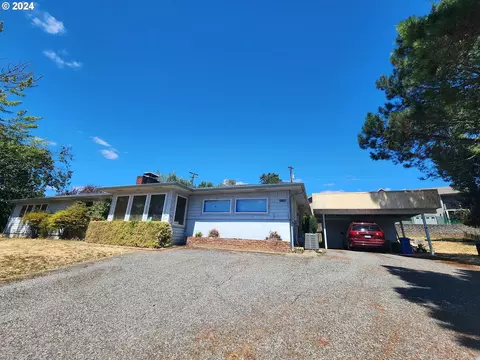 13748 Lookingglass Rd, Winston, OR 97496