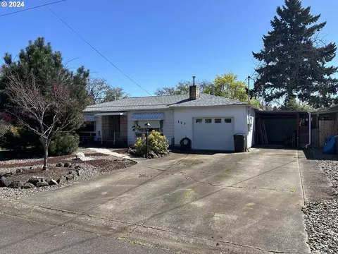 137 W Killdeer St, Roseburg, OR 97471