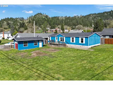 208 S Main St, Drain, OR 97435