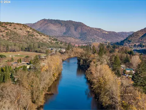 1424 Rogue River Hwy, Gold Hill, OR 97525