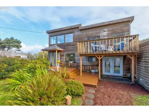 5805 NW 4th St, Tillamook, OR 97141