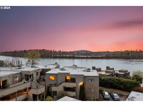5630 S Riverside Ln #21, Portland, OR 97239