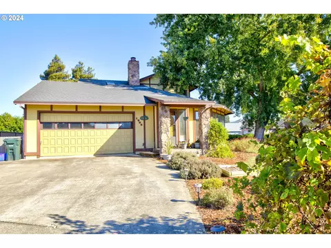 1205 NW Littlewood Ct, Roseburg, OR 97471